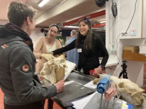 Salle de formation avec profs et élèves