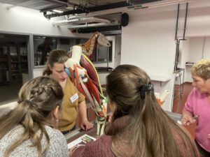 Salle de formation avec profs et élèves
