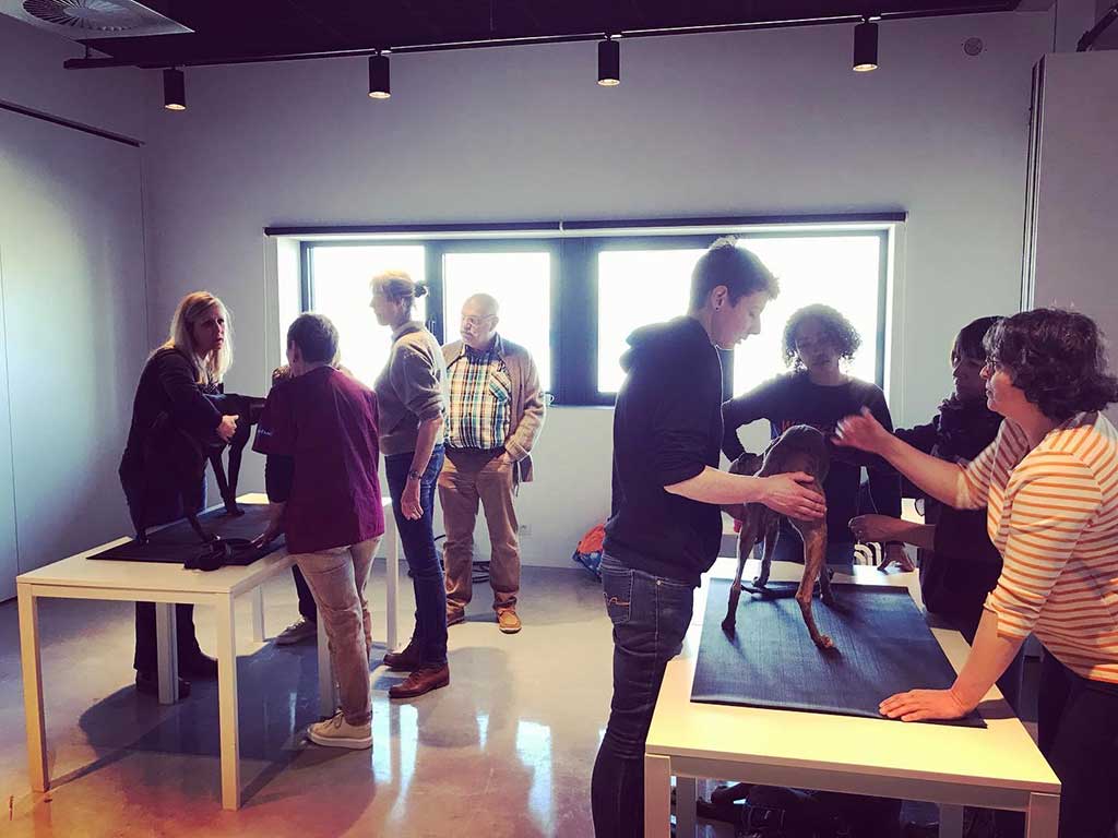 Salle de formation avec profs et élèves