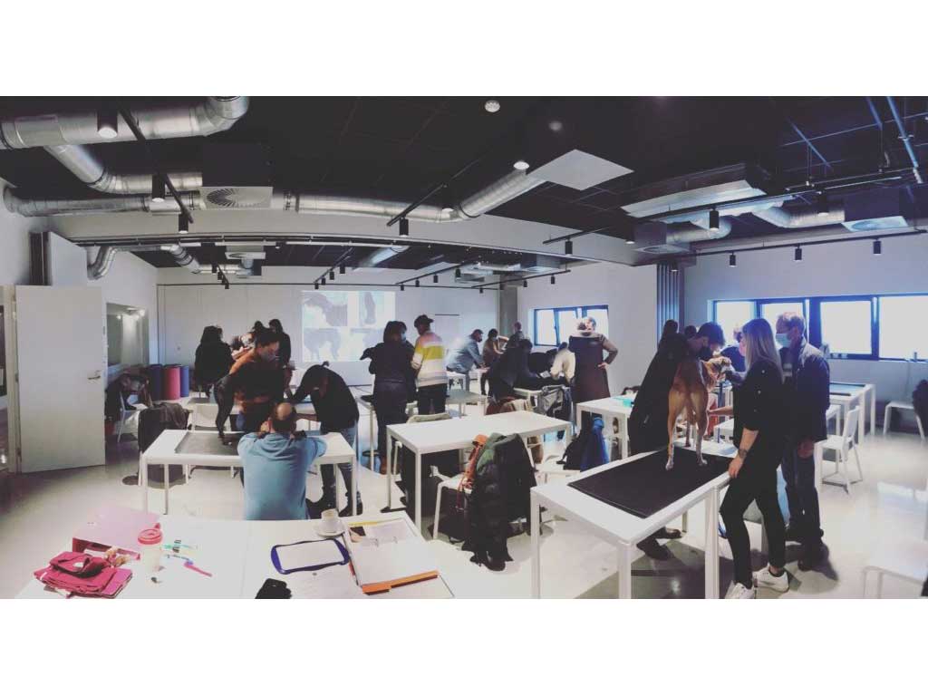 Salle de formation avec profs et élèves