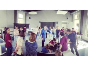 Salle de formation avec profs et élèves