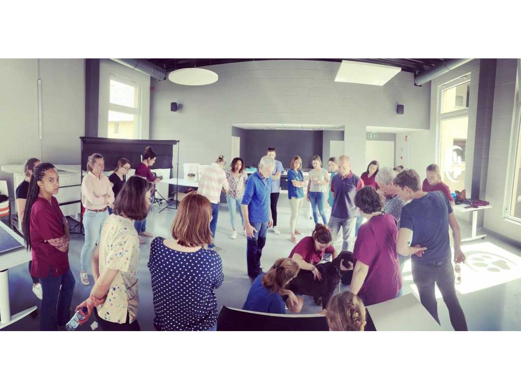 Salle de formation avec profs et élèves